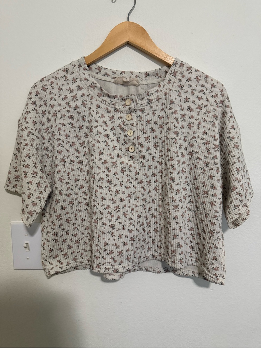 J.O.A. Cream Cropped Floral Button-Front Top